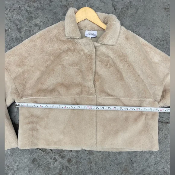 UO Felicity Reversible Women's Beige Faux Fur Jacket Cream Cropped Jacket - Picture 10 of 11